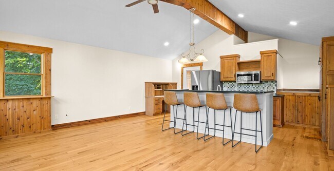 Foto del edificio - Cat-friendly 3-Bedroom Home with Peekaboo Views of Silver Lake