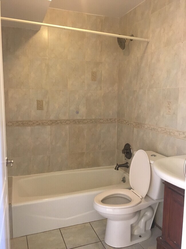 Bath #1 - 977 E 12th St