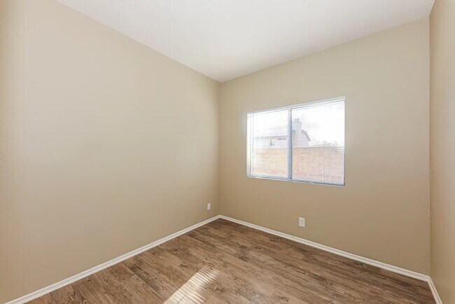 Foto del edificio - 3346 N Carnation Dr