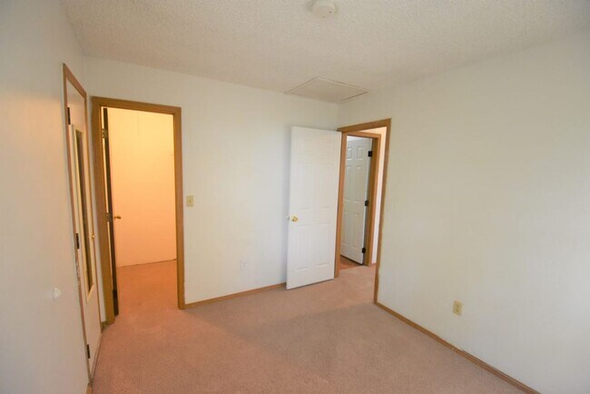 Foto del edificio - 1 bd apt in 7 unit complex on The Hill.