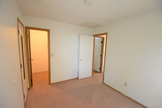 Building Photo - 1 bd apt in 7 unit complex on The Hill.