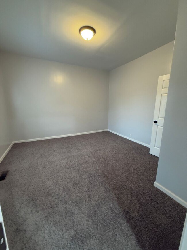 Building Photo - 120 E 14th St