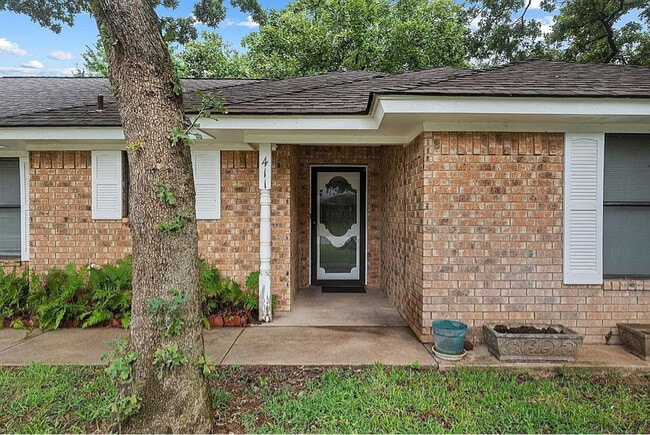 Building Photo - 411 Bluebonnet St