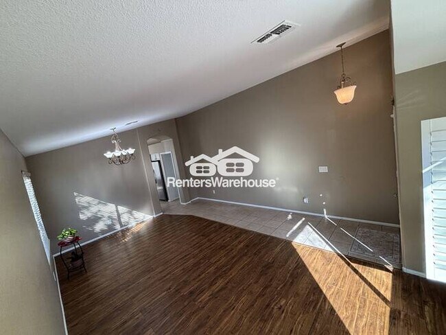 Foto del edificio - Recent upgrades and contemporary fixtures bathing in natural light in the Villages of Laveen Ranch!