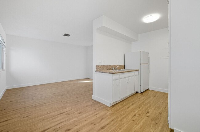 Foto del edificio - 2 Bedroom Unit Near Downtown Las Vegas! *** MOVE-IN SPECIAL! FIRST MONTH'S RENT IS FREE!!! ***