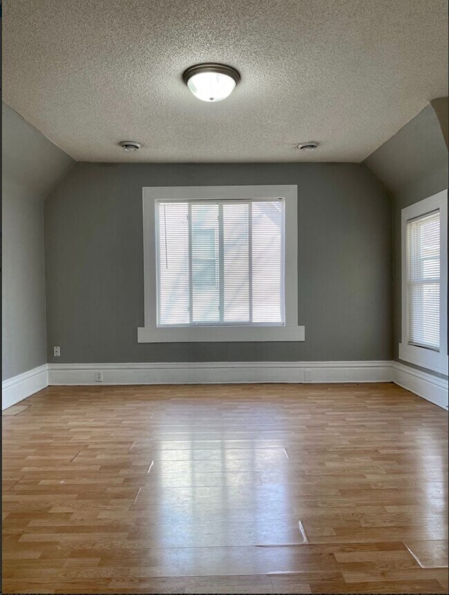 Foto del edificio - Sunny 2 Bedroom 1 Bathroom Duplex in St.Paul!