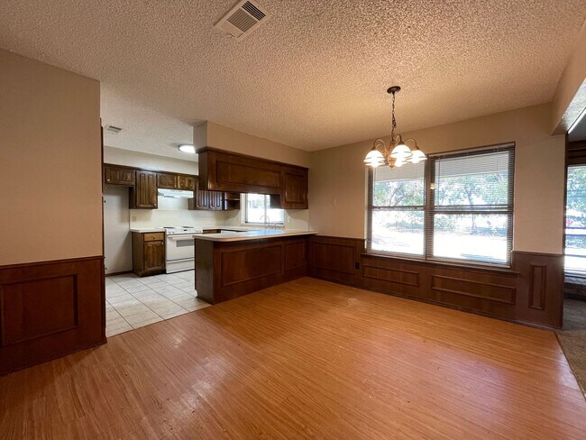 Foto del edificio - AVAILABLE NOW 3 BEDROOM 2 BATH HOME IN BUR...