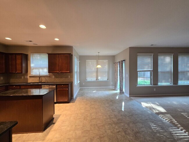 Building Photo - 271 River Oak St