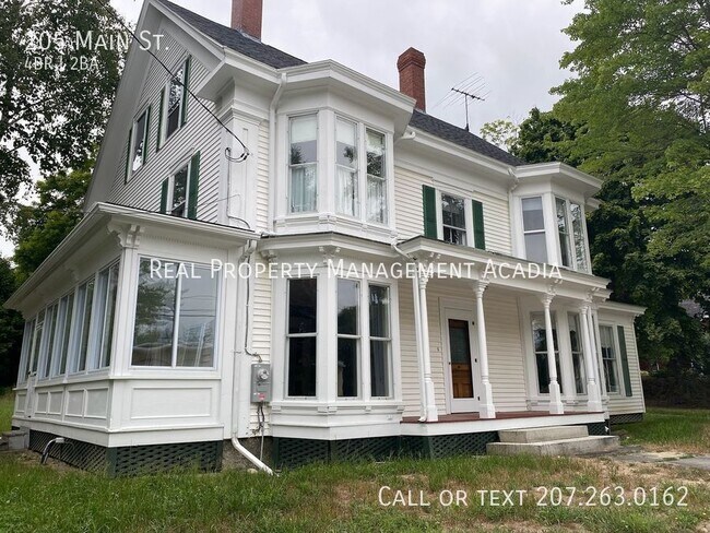 Building Photo - Large Historial Winterport Home with Chara...