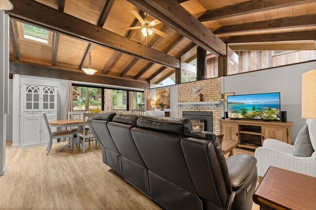 Foto del edificio - SKI LEASE: Gas Fireplace, Pet Friendly, Downtown Kings Beach