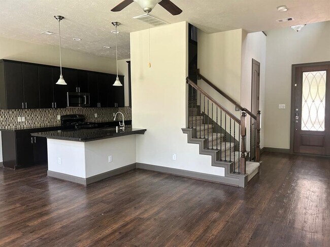 Building Photo - 110 Aventura Pl