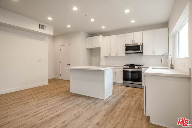 Foto del edificio - 4939 1/2 Elmwood Ave