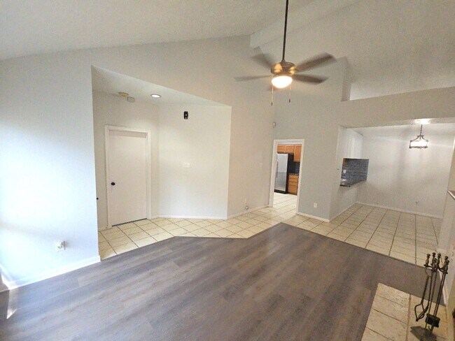 Foto del edificio - 8718 Roaring Point Dr
