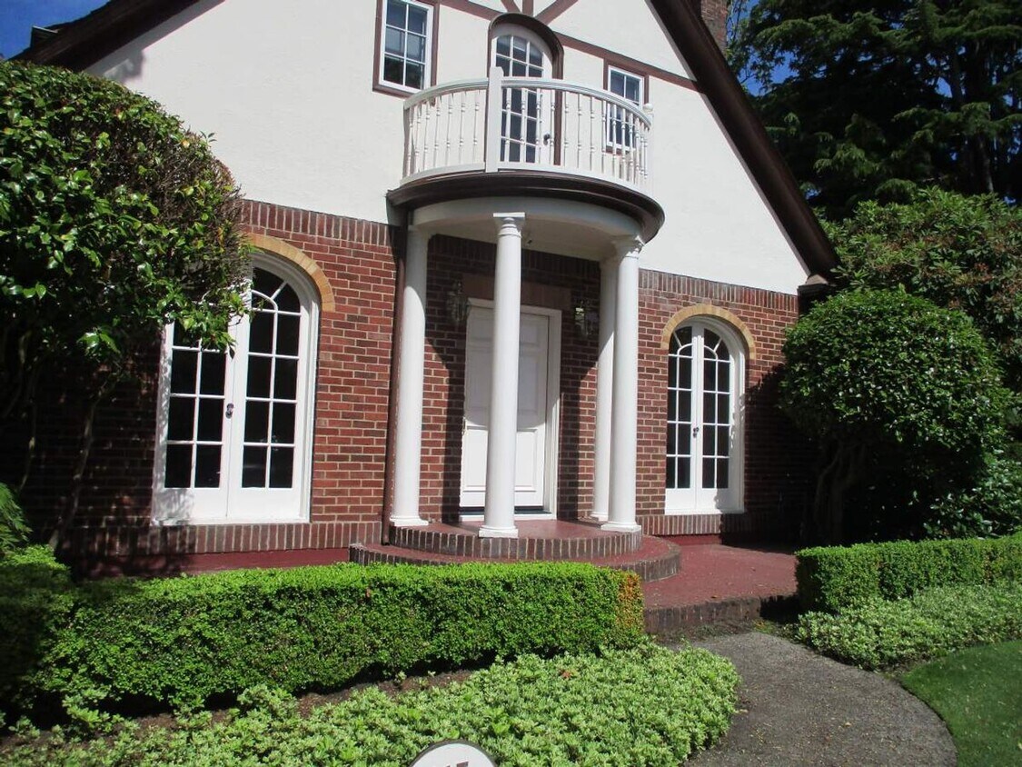 Foto principal - Stunning 4 Bedroom Home in North End Tacoma