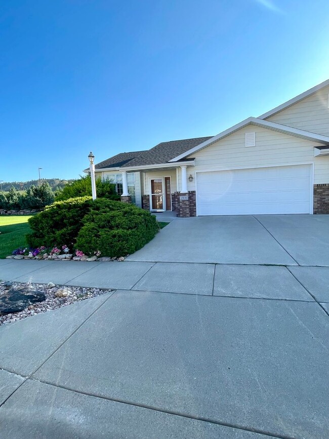 Building Photo - 55 and Older Community - 2 Bed, 2 Bath Tow...