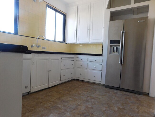 Building Photo - 3346 Rowena Ave