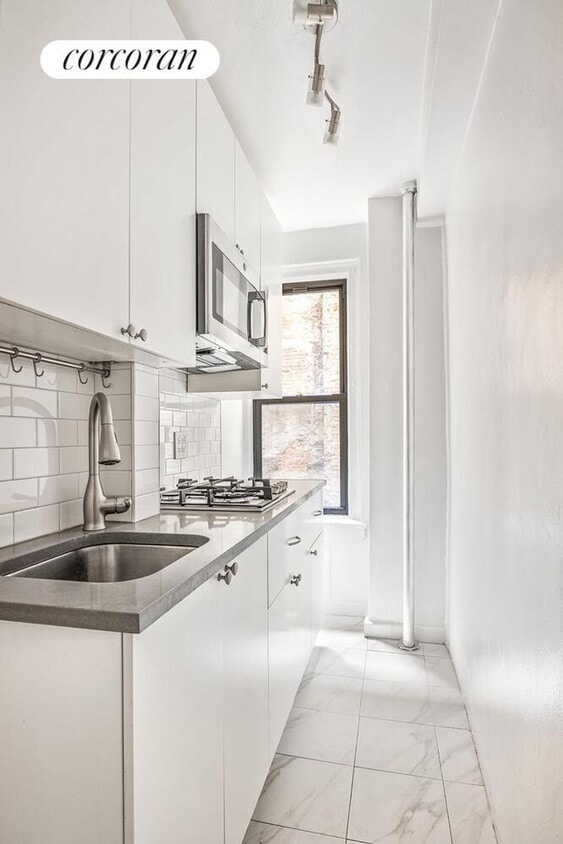 Building Photo - 321 E 54th St