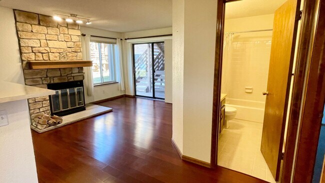 Building Photo - Charming Ground Floor Condo in a Serene Co...