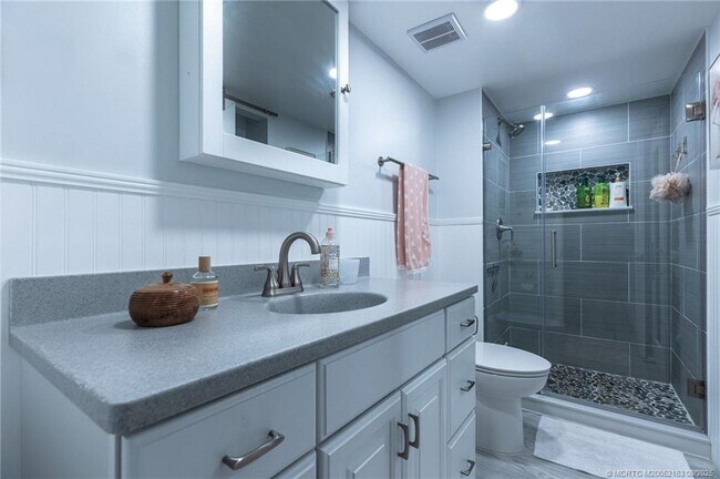 Building Photo - 245 NE MacArthur Blvd