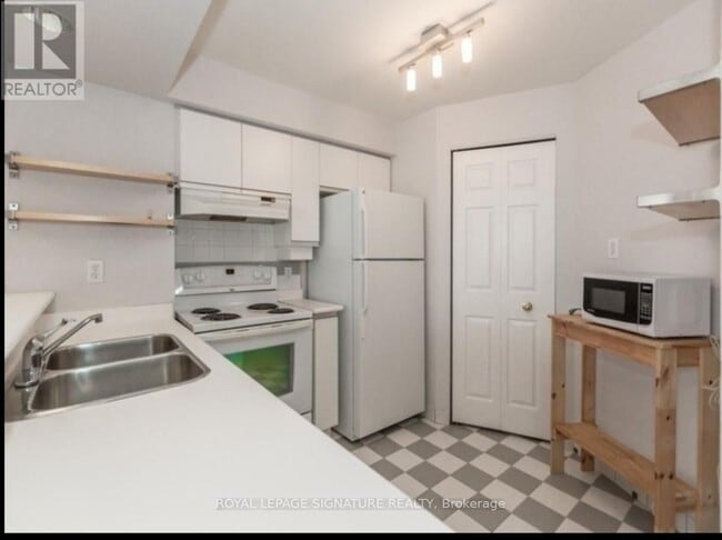 Building Photo - 801 King St W