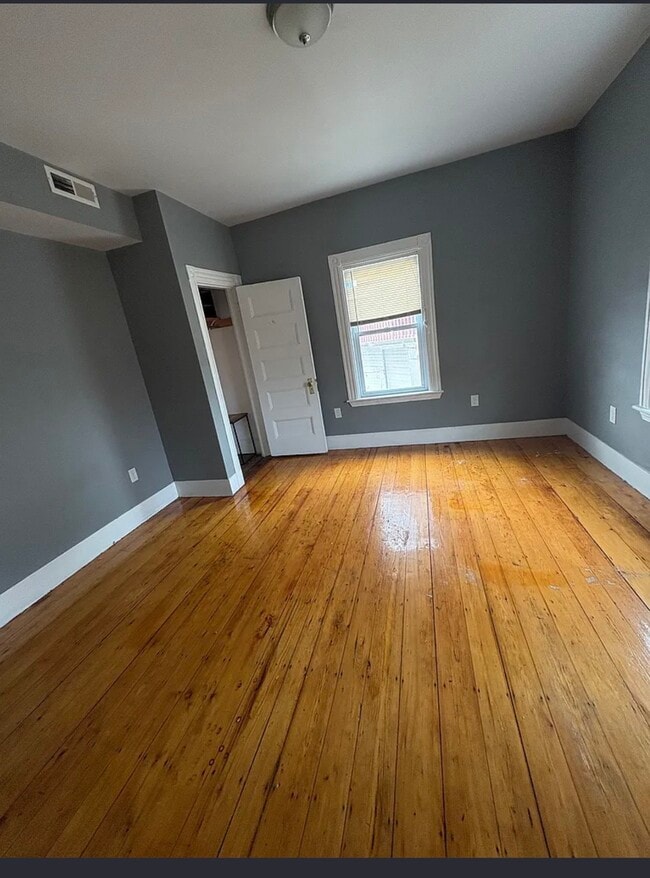 Building Photo - 211 Elm St