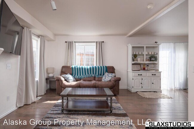 Building Photo - 3 br, 2.5 bath House - 6413 E. 10th Ave. #30