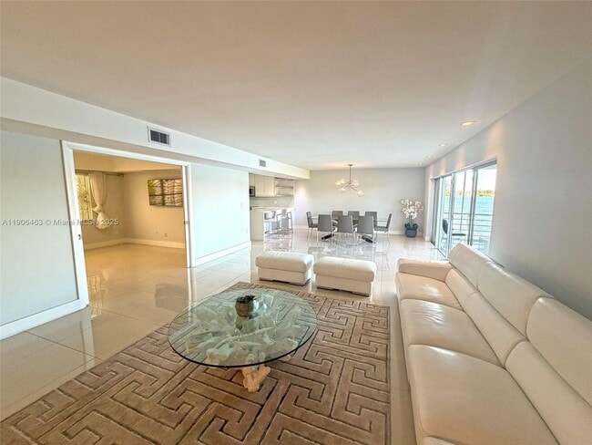 Foto del edificio - 879 NE 195th St