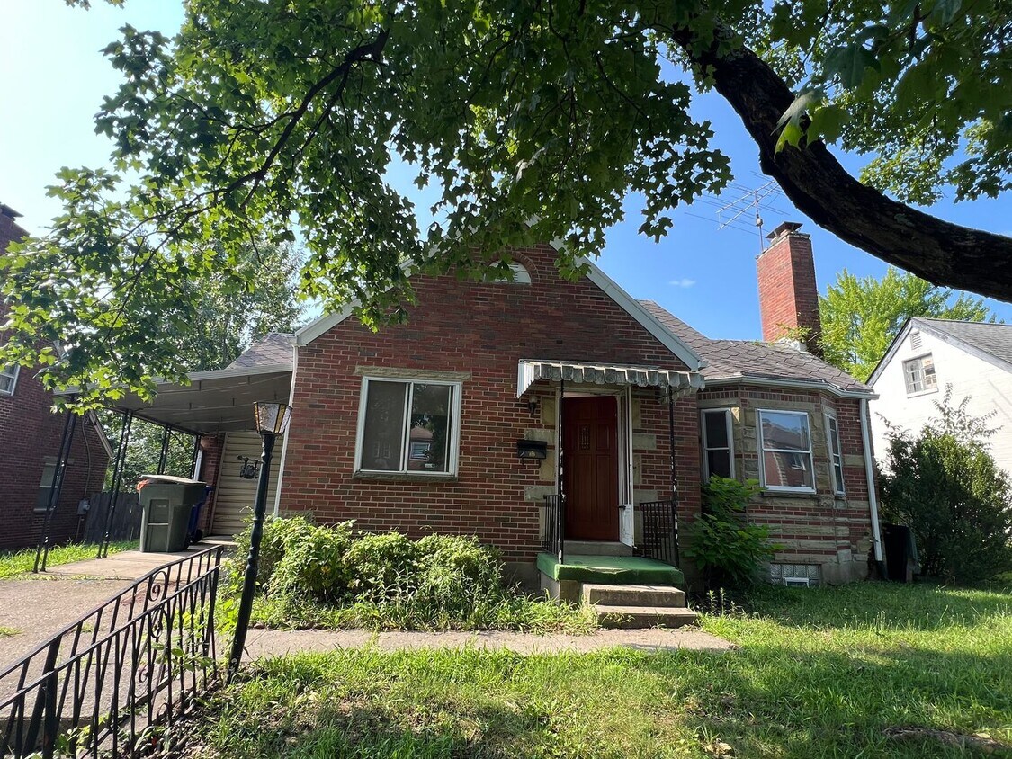 Foto principal - Charming 3-Bedrooms 1 bath with Hardwood F...