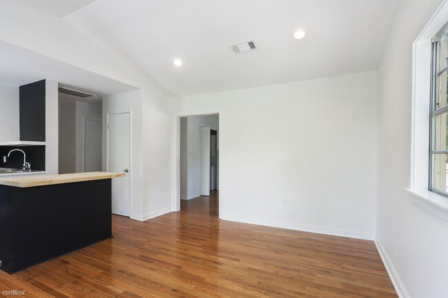 Building Photo - 1 br, 1 bath 4plex - 1021 Monroe Street D