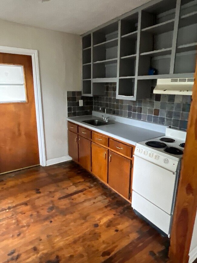 Building Photo - 2 bed 1 bath house- Walk to stadium!! Avai...