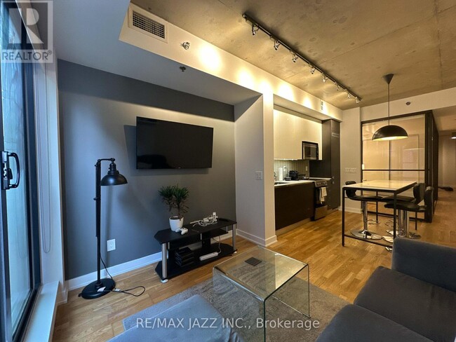 Building Photo - 8-308 Dovercourt Rd