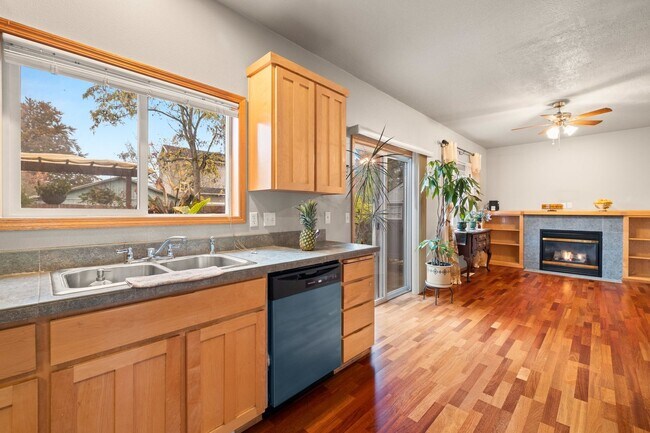 Building Photo - FOSTER/ POWELL 4 BEDROOM 2.5 BATH 2 LEVEL ...