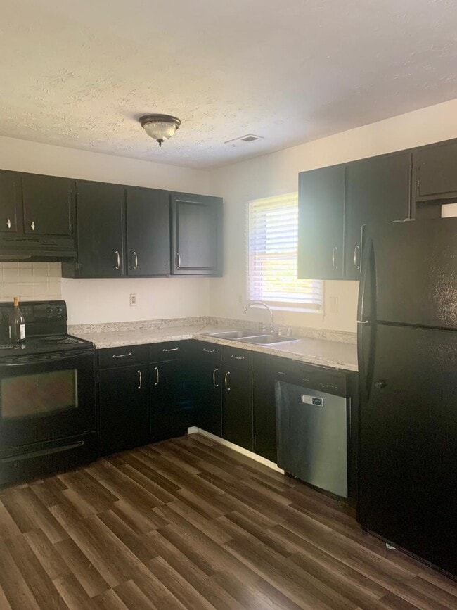 Building Photo - 1589 Deer Lake Dr