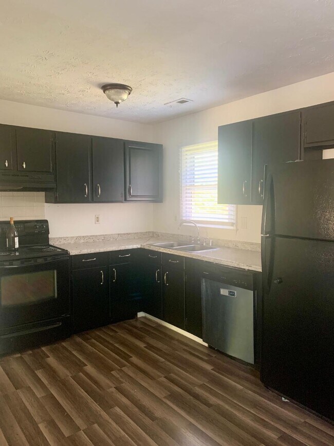 Foto del edificio - 1589 Deer Lake Dr