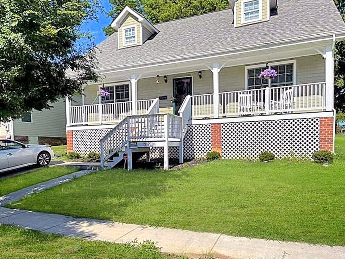 Primary Photo - Beautifully Updated 3 Bedroom, 2.5 Bathroo...