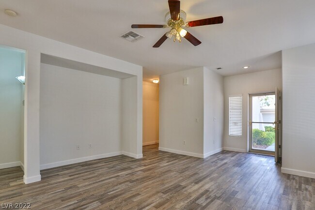 Foto del edificio - 2527 Romanza Rd