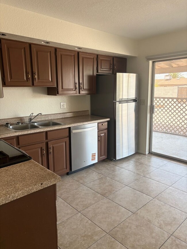 Building Photo - **EXCELLENT UPGRADED 3 BEDROOM/1 BATHROOM/...
