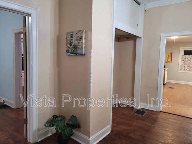 Building Photo - 1121 Elm St