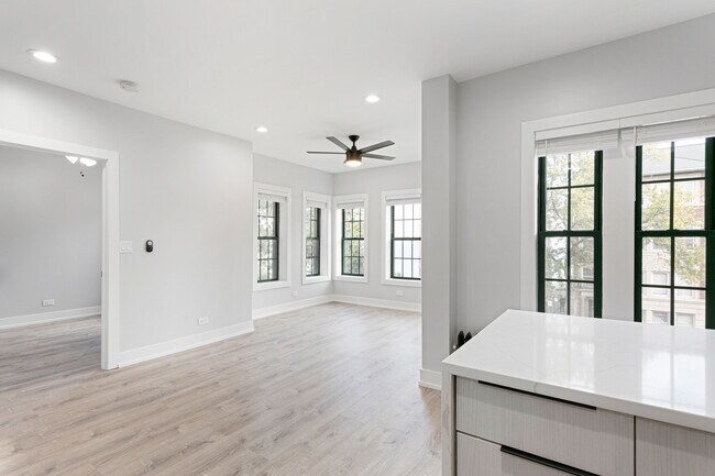 Foto del edificio - 7736 N Eastlake Terrace