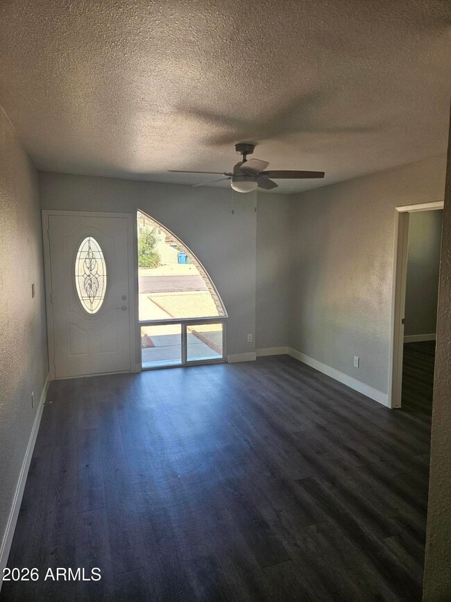 Foto del edificio - 1325 E Vista Ave