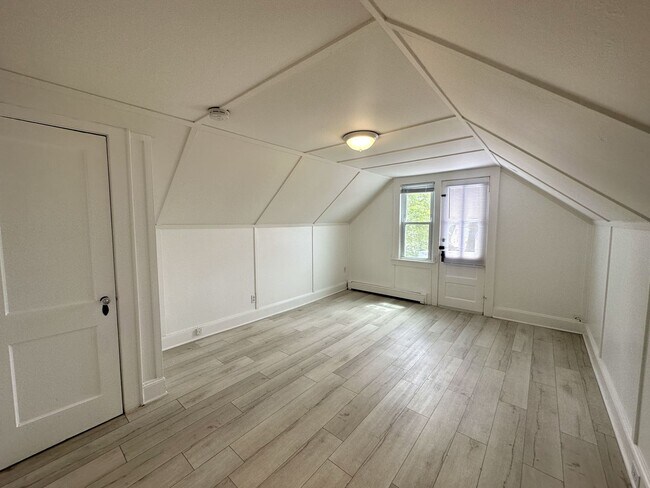 Building Photo - 149 Grenville St
