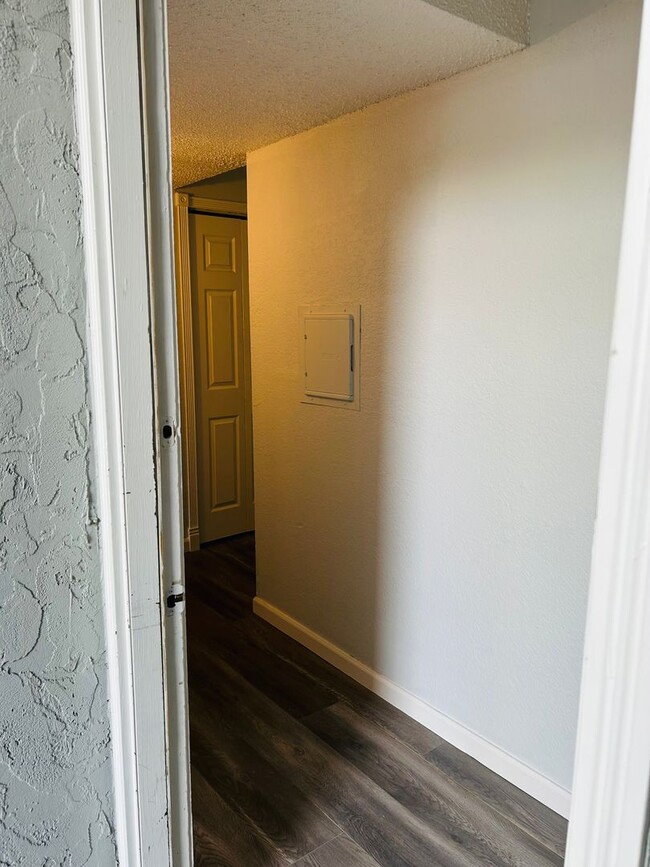 Building Photo - Juanita Updated 2 Bedroom 1 Bath Condo W/D...