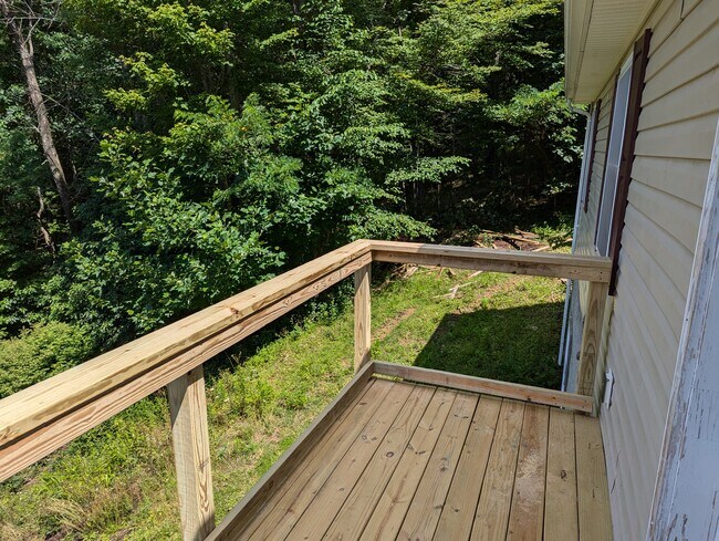 Front Deck - 627 Edmisten Rd