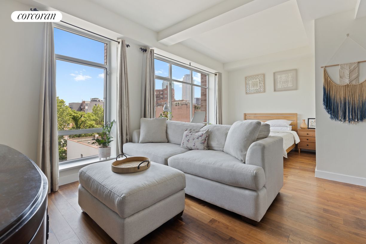 Foto principal - 1063-63 Jackson Ave