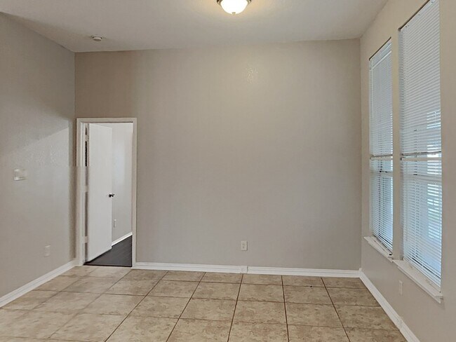 Building Photo - 1208 Varacruz Dr