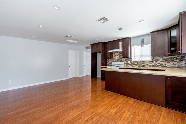 Foto del edificio - 7841 Vantage Ave