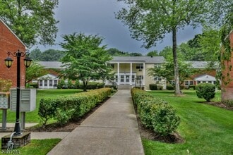 Building Photo - 17 Regency Park