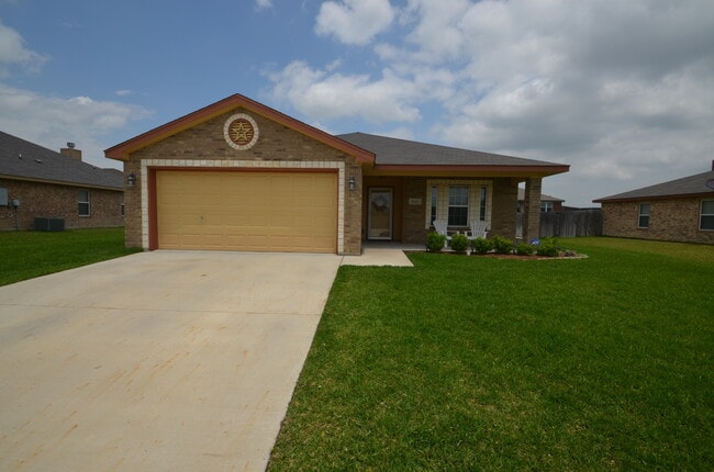 Building Photo - Gorgeous 3 bedroom 2 bath home in desired ...