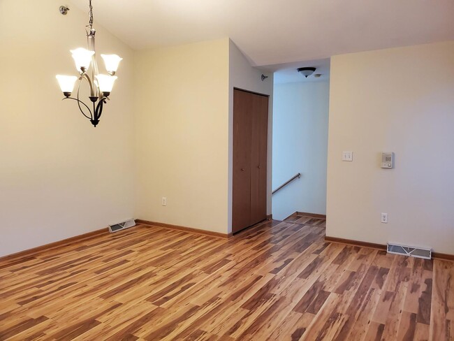 Foto del edificio - Brookfield - 2 Bedroom Condo