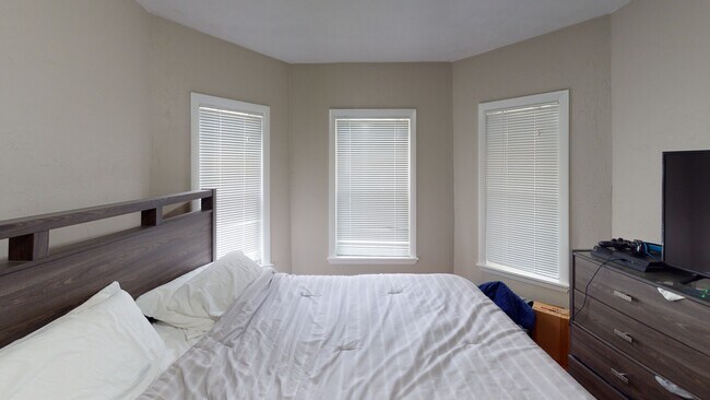 Building Photo - 67 Sterling St